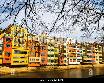 Farbenfrohe Häuser am Ufer des Flusses Onyar in der Altstadt von Girona - Spanien Stockfoto