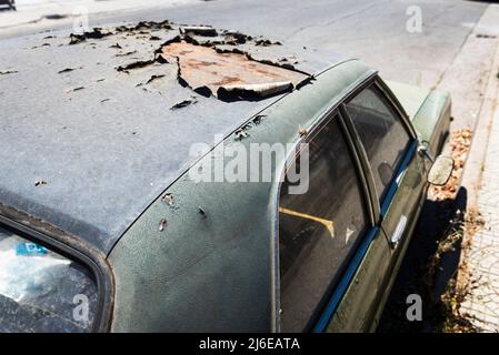 Classic Car und Retro Design - Stoff löst sich vom Dach eines alten, staubigen, verwitterten und rostigen Ford Taunus in der hellen Sonne, Bosa, Sardinien Stockfoto