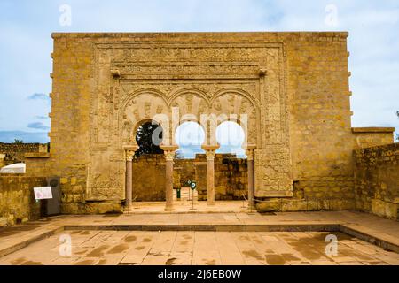 Rekonstruierter Portikus im Haupthof des Hauses von Ja'far - Madinat al-Zahra (die glänzende Stadt) - Cordoba, Spanien Stockfoto