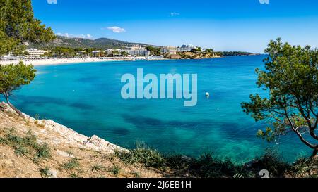 Bucht von Palmanova und Porto Novo mit dem Touristenstrand Platja de Porto Novo, einigen Hotels und dem kleinen Yachthafen Club Nautico Palmanova auf Mallorca. Stockfoto