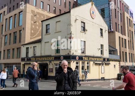 Nach dem Spiel in Newcastle upon Tyne, Großbritannien, stehen Menschen vor dem Strawberry Pub, gegenüber dem Fußballstadion St. James' Park von Newcastle United. Stockfoto