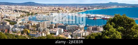 Panoramablick vom erhöhten Schloss Castell de Bellver über die Bucht von Palma de Mallorca mit Altstadt, Kathedrale La Seu, Yachthafen und Hafen zum Flughafen. Stockfoto