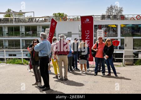 Breisach, Deutschland - April 2022: Menschen am Eingang zur Gangway, um an Bord eines Flusskreuzfahrtschiffes der Viking Cruise Line zu gehen Stockfoto