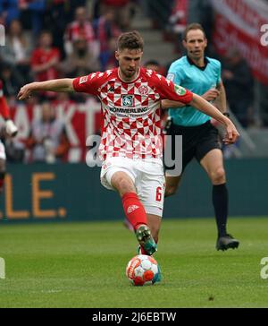 30. April 2022, Mewa Arena, Mainz, GER, 1.FBL, 1.FSV FSV FSV Mainz 05 vs FC Bayern München , die DFL-Vorschriften verbieten die Verwendung von Fotos als Bildsequenzen und/oder quasi-Video. Im Bild Anton Stach (Mainz) Stockfoto