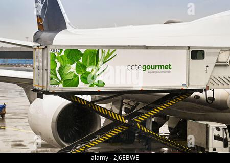 Frankfurt, Deutschland - April 2022: Scherenhubwagen der Airline Catering von Gate Gourmet lädt in einem Lufthansa Passagierjet Mahlzeiten auf Stockfoto
