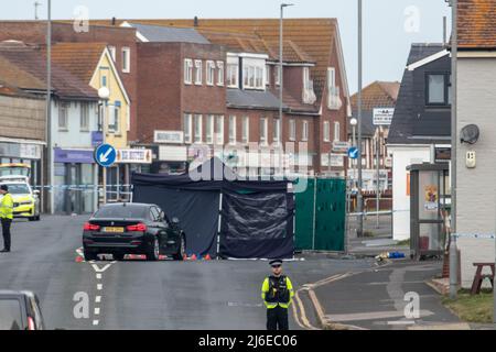 Am Samstag (30. April) ist ein Mann nach einer Kollision mit einem Polizeifahrzeug am A259 in Peacehaven kurz nach dem 11,10pm. Gestorben. Die Notfalldienste reagierten auf den Vorfall, nachdem der 27-jährige Mann, der sich auf der Straße befand, nach einer Kollision mit dem gekennzeichneten Polizeifahrzeug in der Nähe der Kreuzung der Dorothy Avenue schwere Verletzungen erlitten hatte. Trotz der größten Anstrengungen von Sanitätern und Rettungskräften starb er am Tatort. Da es sich bei dem Vorfall um ein Polizeifahrzeug handelt, wurde die Angelegenheit an das unabhängige Büro für polizeiliches Verhalten (IOPC) verwiesen, das eine unabhängige Untersuchung durchführen wird. Stockfoto