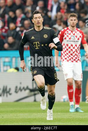 30. April 2022, Mewa Arena, Mainz, GER, 1.FBL, 1.FSV FSV FSV Mainz 05 vs FC Bayern München , DFL-Vorschriften verbieten die Verwendung von Fotos als Bildsequenzen und/oder quasi-Video. Im Bild Robert Lewandowski (München) Stockfoto