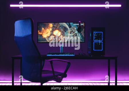 Leeres Profi-Gaming-Heimstudio in neonfarbenen Zimmern Stockfoto