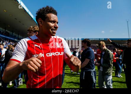 Rarmani Edmonds-Green von Rotherham United feiert die Siegerförderung am Ende der Sky Bet League One im MEMS Priestfield Stadium, Gillingham. Bilddatum: Samstag, 30. April 2022. Stockfoto