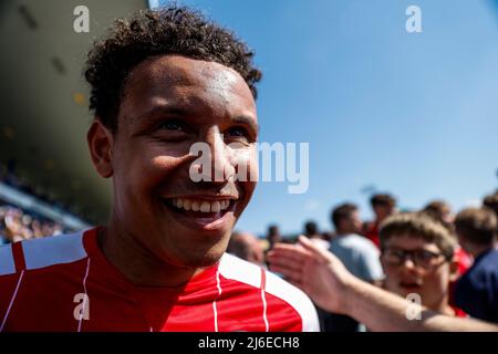 Rarmani Edmonds-Green von Rotherham United feiert die Siegerförderung am Ende der Sky Bet League One im MEMS Priestfield Stadium, Gillingham. Bilddatum: Samstag, 30. April 2022. Stockfoto