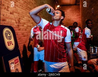 Rarmani Edmonds-Green von Rotherham United feiert die Siegerförderung am Ende der Sky Bet League One im MEMS Priestfield Stadium, Gillingham. Bilddatum: Samstag, 30. April 2022. Stockfoto