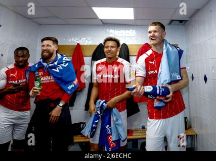 Rarmani Edmonds-Green (Mitte) von Rotherham United und Michael Smith (rechts) feiern die Siegerförderung in der Umkleidekabinen am Ende des Sky Bet League One-Spiels im MEMS Priestfield Stadium, Gillingham. Bilddatum: Samstag, 30. April 2022. Stockfoto