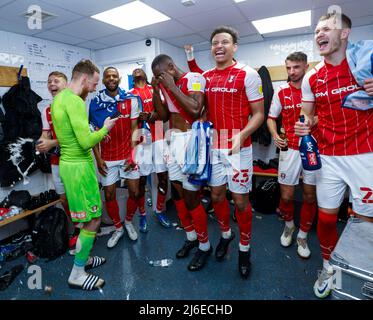 Rarmani Edmonds-Green (Mitte) von Rotherham United feiert die Siegerförderung in der Garderobe am Ende des Sky Bet League One-Spiels im MEMS Priestfield Stadium, Gillingham. Bilddatum: Samstag, 30. April 2022. Stockfoto