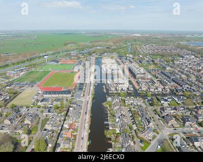 Moderne Vorort Wohngebiet Haushalt Wohnhäuser Luftdrohne Ansicht. Neubau Immobilien europäische Häuser Stadtbild Entwicklung des Wohnraums Stockfoto