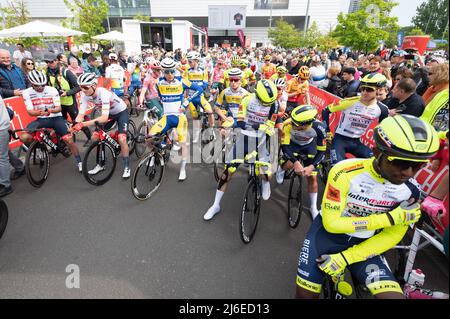 01. Mai 2022, Hessen, Eschborn: Radfahren: UCI WorldTour - Eschborn - Frankfurt (185 km). Fahrer sind kurz vor dem Start unterwegs. Foto: Sebastian Gollnow/dpa Stockfoto