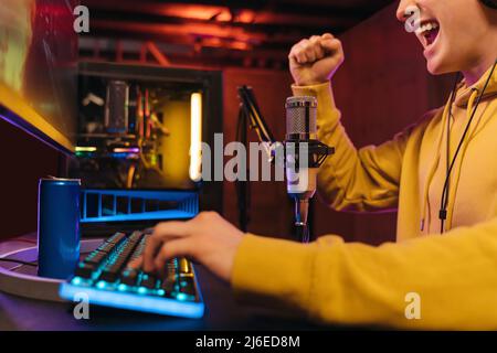 Der ausgesandte Pro-Gamer-Influencer und Streamer feierte seinen Sieg im Online-Wettbewerb Stockfoto