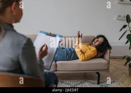 Psychotherapeutin, die Beratung zu gestressten schwarzen weiblichen Patienten, mit Therapiesitzung im Büro Stockfoto