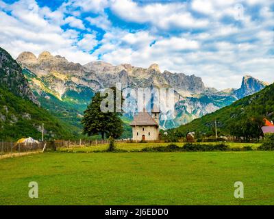 Theth-Kirche im Theth-Tal in Albanien Stockfoto
