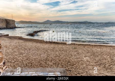 Der malerische Strand La Ponche im Zentrum von Saint-Tropez, Cote d'Azur, Frankreich. Die Stadt ist ein weltweit berühmter Ferienort für den europäischen und amerikanischen Jet Set A Stockfoto
