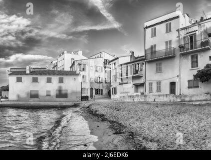 Der malerische Strand La Ponche im Zentrum von Saint-Tropez, Cote d'Azur, Frankreich. Die Stadt ist ein weltweit berühmter Ferienort für den europäischen und amerikanischen Jet Set A Stockfoto