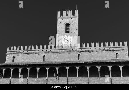 Offida. Rathaus. Erbaut zwischen dem 13.. Und 14.. Jahrhundert (zentraler Zinnenturm). Der façade geht ein 7-bogeniger Portikus mit einem eleganten voraus Stockfoto