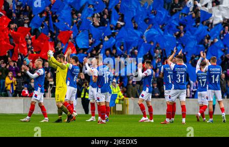 Die Spieler des Linfield Football Club applaudieren den Fans vor ihrem letzten Ligaspiel der Saison gegen Coleraine im Windsor Park in Belfast. Stockfoto