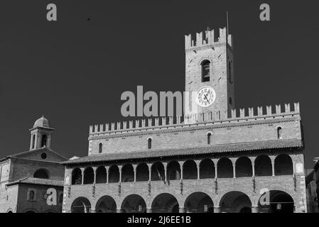 Offida. Rathaus. Erbaut zwischen dem 13.. Und 14.. Jahrhundert (zentraler Zinnenturm). Der façade geht ein 7-bogeniger Portikus mit einem eleganten voraus Stockfoto