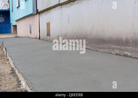 Blinder Bereich um das Haus herum. Holzschalung Stockfoto