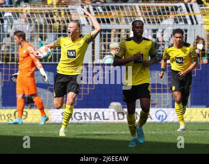 (220501) -- DORTMUND, 1. Mai 2022 (Xinhua) -- Erling Haaland (3. R) aus Dortmund feiert den Torstand beim Bundesligaspiel der ersten deutschen Liga zwischen Borussia Dortmund und dem VfL Bochum 1848 am 30. April 2022 in Dortmund. (Foto von Joachim Bywaletz/Xinhua) Stockfoto