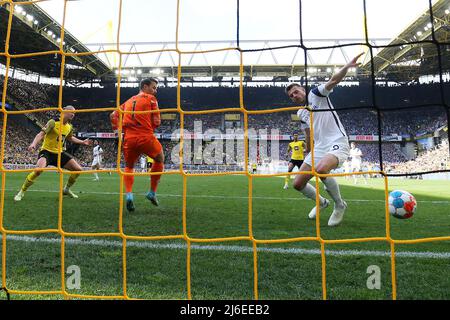 (220501) -- DORTMUND, 1. Mai 2022 (Xinhua) -- Maxim Leitsch (1. R) aus Bochum tritt beim Bundesligaspiel der ersten deutschen Liga zwischen Borussia Dortmund und dem VfL Bochum 1848 am 30. April 2022 in Dortmund an. (Foto von Joachim Bywaletz/Xinhua) Stockfoto