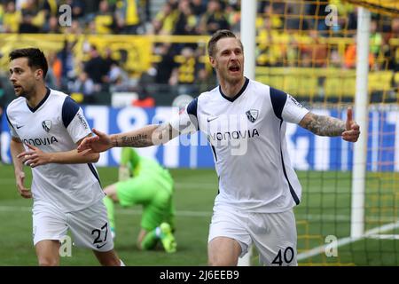 (220501) -- DORTMUND, 1. Mai 2022 (Xinhua) -- Sebastian Polter (R) aus Bochum feiert Torreigen beim Bundesligaspiel der ersten deutschen Liga zwischen Borussia Dortmund und dem VfL Bochum 1848 am 30. April 2022 in Dortmund. (Foto von Joachim Bywaletz/Xinhua) Stockfoto