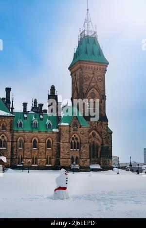 Schneemann vor dem kanadischen parlamentsgebäude in Ottawa Stockfoto