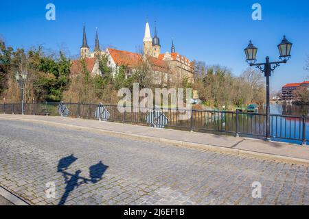 Brücke über die Saale in der historischen Stadt Merseburg, Deutschland Stockfoto