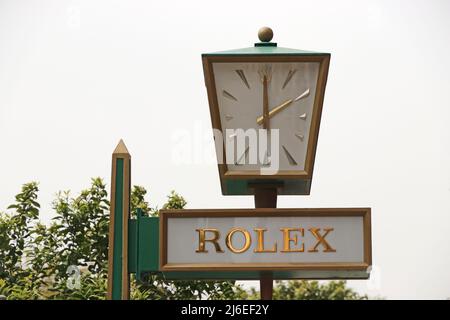 Uhr vor dem Juweliergeschäft, in dem Rolex Uhren angeboten werden Stockfoto