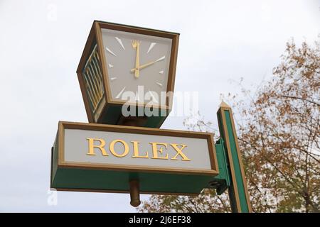 Uhr vor dem Juweliergeschäft, in dem Rolex Uhren angeboten werden Stockfoto