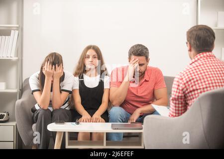 Psychologe geben Familientherapie für Papa Mutter und Tochter Mädchen, Berater Stockfoto