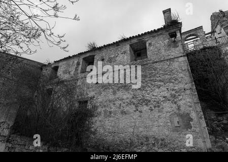 Rocchetta al Volturno wird von dem ursprünglichen Dorf, genannt Rocchetta Alta, in einer defensiven Position auf dem Berg und Rocchetta Nuova, w thront gebildet Stockfoto