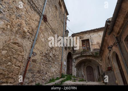 Rocchetta al Volturno wird von dem ursprünglichen Dorf, genannt Rocchetta Alta, in einer defensiven Position auf dem Berg und Rocchetta Nuova, w thront gebildet Stockfoto