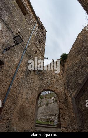 Rocchetta al Volturno wird von dem ursprünglichen Dorf, genannt Rocchetta Alta, in einer defensiven Position auf dem Berg und Rocchetta Nuova, w thront gebildet Stockfoto