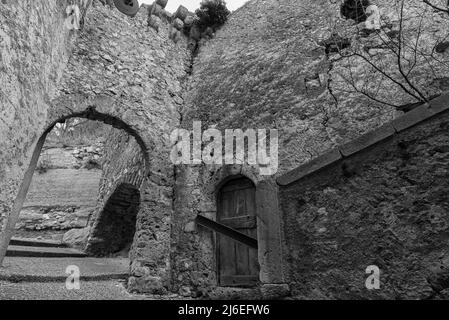 Rocchetta al Volturno wird von dem ursprünglichen Dorf, genannt Rocchetta Alta, in einer defensiven Position auf dem Berg und Rocchetta Nuova, w thront gebildet Stockfoto