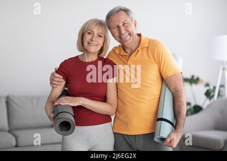 Porträt eines reifen Paares mit Training zu Hause Stockfoto
