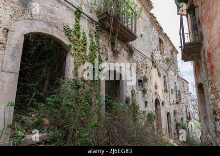 Rocchetta al Volturno wird von dem ursprünglichen Dorf, genannt Rocchetta Alta, in einer defensiven Position auf dem Berg und Rocchetta Nuova, w thront gebildet Stockfoto