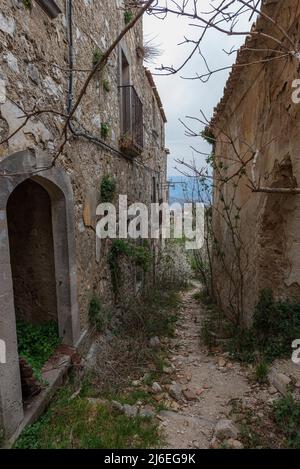 Rocchetta al Volturno wird von dem ursprünglichen Dorf, genannt Rocchetta Alta, in einer defensiven Position auf dem Berg und Rocchetta Nuova, w thront gebildet Stockfoto