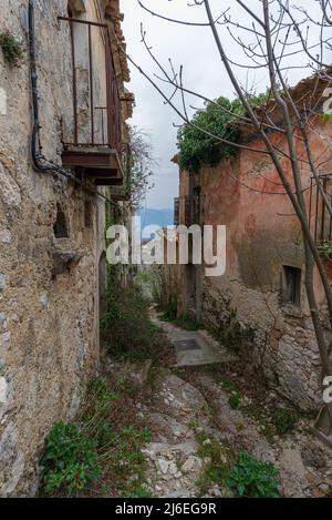 Rocchetta al Volturno wird von dem ursprünglichen Dorf, genannt Rocchetta Alta, in einer defensiven Position auf dem Berg und Rocchetta Nuova, w thront gebildet Stockfoto