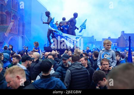 Everton-Fans warten auf die Ankunft ihrer Teams Stockfoto