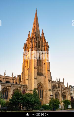 Universitätskirche der Jungfrau Maria bei Sonnenaufgang im Frühjahr. Oxford, Oxfordshire, England Stockfoto