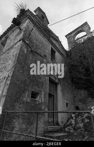 Rocchetta al Volturno wird von dem ursprünglichen Dorf, genannt Rocchetta Alta, in einer defensiven Position auf dem Berg und Rocchetta Nuova, w thront gebildet Stockfoto