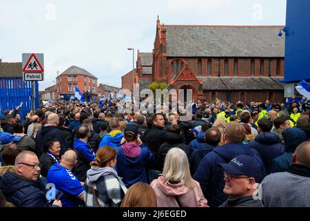 Everton-Fans warten auf die Ankunft ihrer Teams Stockfoto