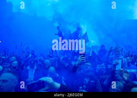 Everton-Fans warten auf die Ankunft ihrer Teams Stockfoto