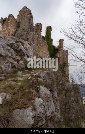 Rocchetta al Volturno wird von dem ursprünglichen Dorf, genannt Rocchetta Alta, in einer defensiven Position auf dem Berg und Rocchetta Nuova, w thront gebildet Stockfoto